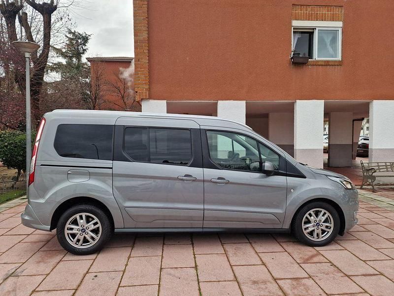 Usado Ford Tourneo Titanium 120 CV (88 kW) 2021 Gris / plata Monovolumen
