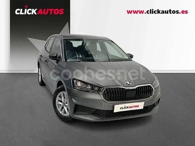 Usado Skoda Fabia Essence 80 CV (58 kW) 2025 Gris / plata Berlina