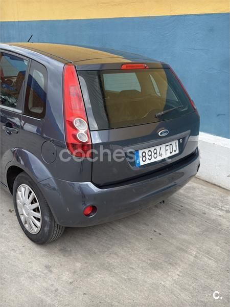 Gris / plata Usado 2006 Ford Fiesta Ambiente Utilitario | 2700 € (Precio justo) - Imagen 1/1