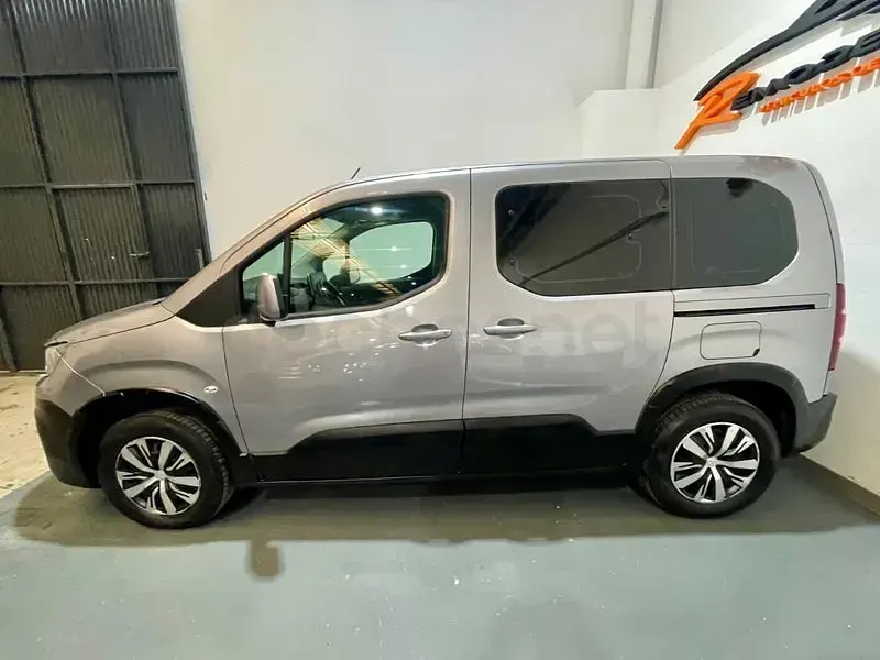 Usado Peugeot Rifter Active 100 CV (73 kW) 2021 Gris / plata Monovolumen