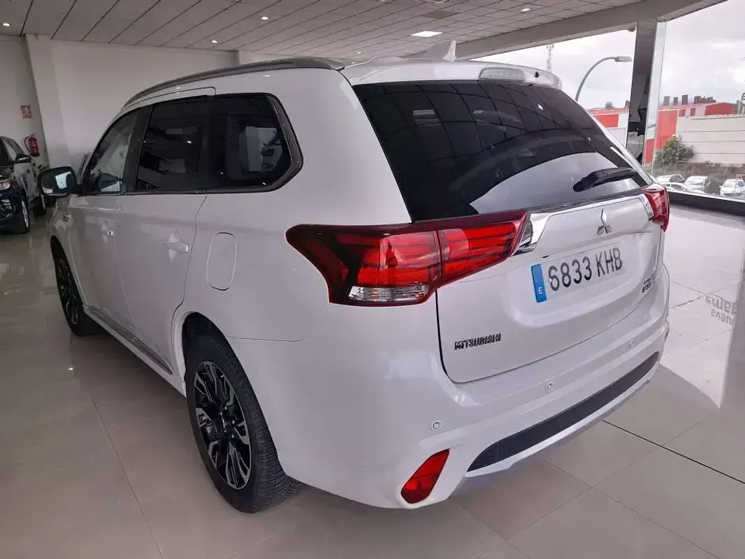 Usado Mitsubishi Outlander P-HEV Motion 224 CV (164 kW) 2018 Blanco SUV