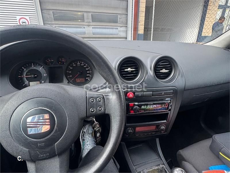 Usado Seat Ibiza Sport 100 CV (73 kW) 2005 Rojo Berlina