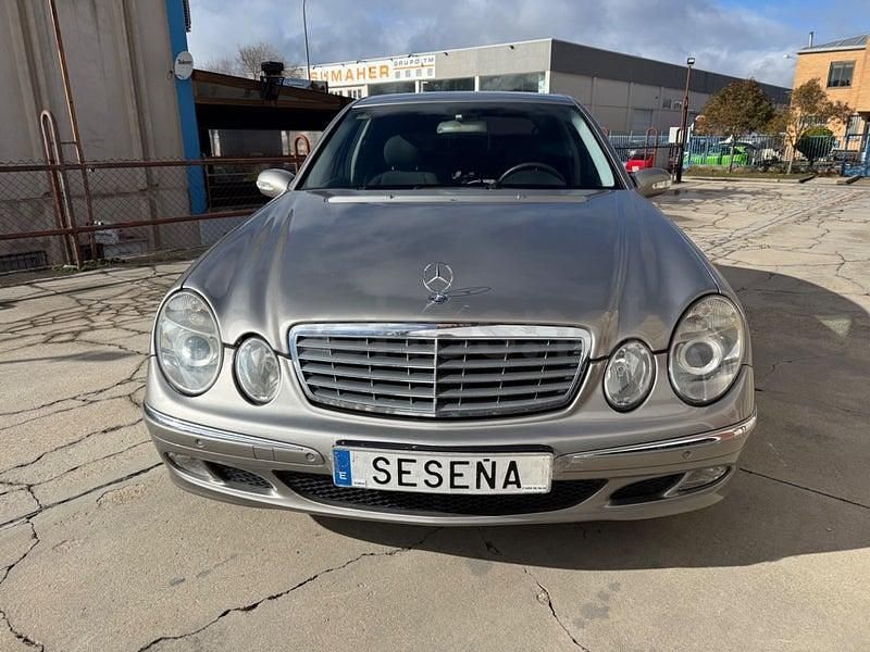 Usado Mercedes E270 Elegance 177 CV (130 kW) 2003 Gris / plata Berlina