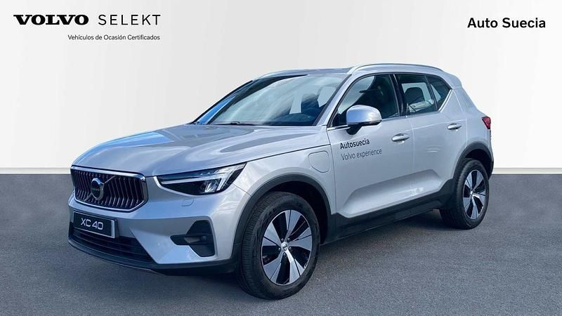 Plateado Usado 2023 Volvo XC40 Core SUV | 35.900 € - Imagen 1/4