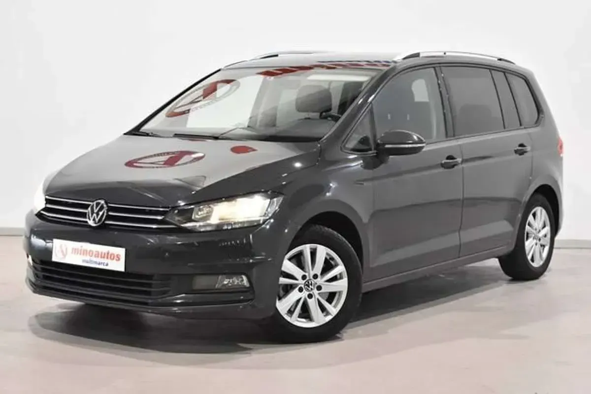 Usado VW Touran Life 150 CV (110 kW) 2023 Gris Monovolumen