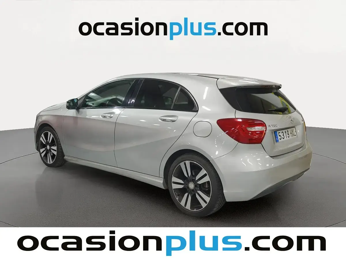 Usado Mercedes A180 Urban 109 CV (80 kW) 2014 Gris plata Utilitario