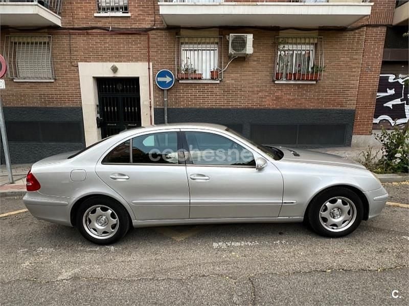 Usado Mercedes E240 Classic 177 CV (130 kW) 2003 Gris / plata Berlina