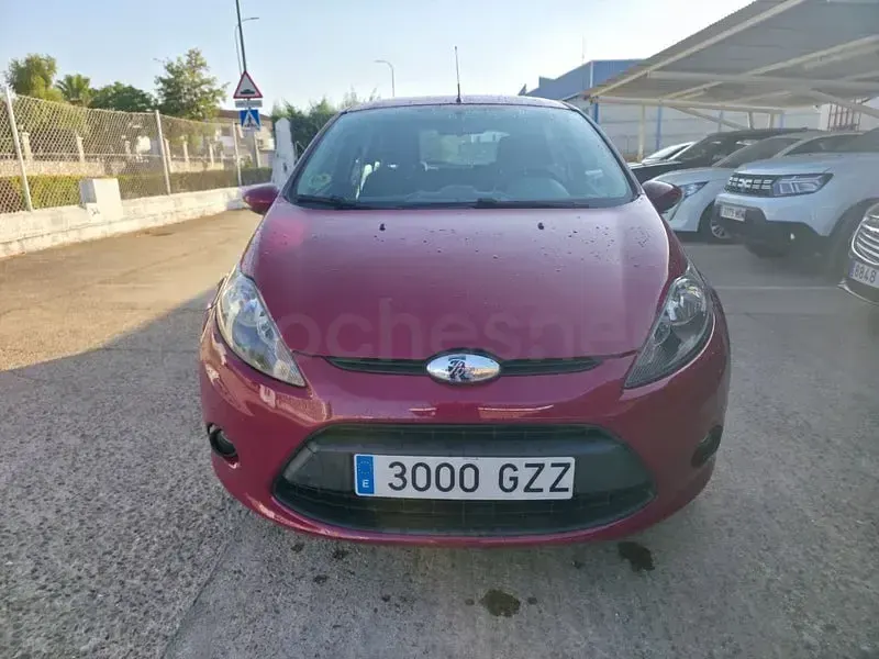 Usado Ford Fiesta Trend 70 CV (51 kW) 2010 Granate Berlina
