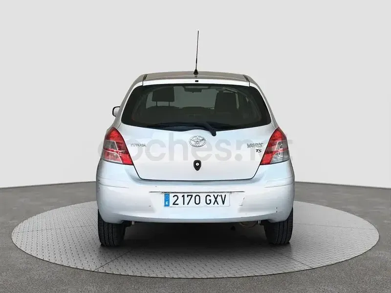 Usado Toyota Yaris Connect Style 101 CV (74 kW) 2010 Gris / plata Utilitario