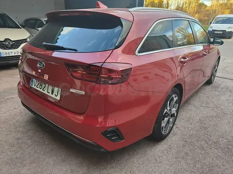 Usado Kia Ceed 136 CV (100 kW) 2022 Rojo Utilitario