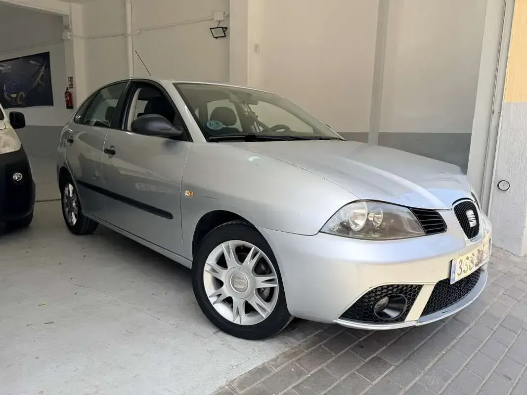 Usado Seat Ibiza 86 CV (63 kW) 2008 Gris Utilitario