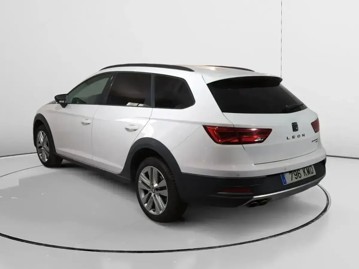Usado Seat Leon 4Drive 150 CV (110 kW) 2018 Blanco Familiar