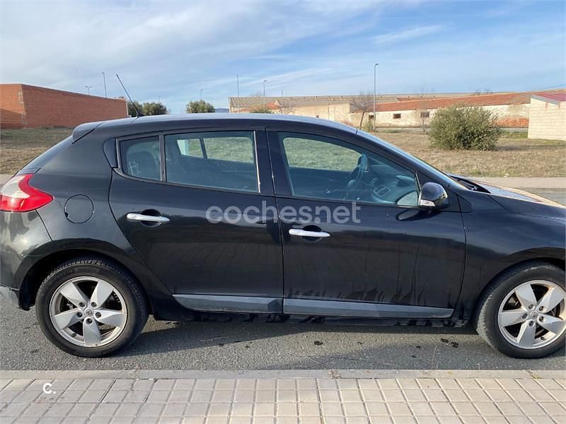 Usado Renault Mégane Dynamique 105 CV (77 kW) 2010 Negro Berlina