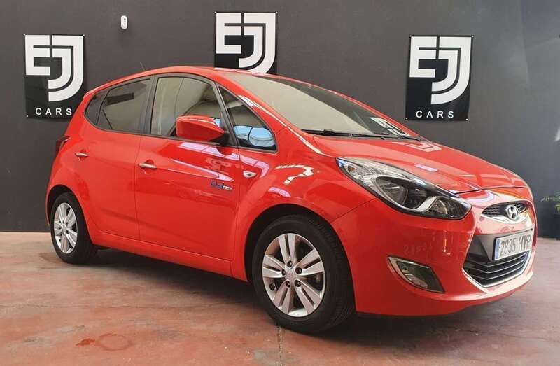 Usado Hyundai ix20 Comfort 116 CV (85 kW) 2014 Rojo Utilitario