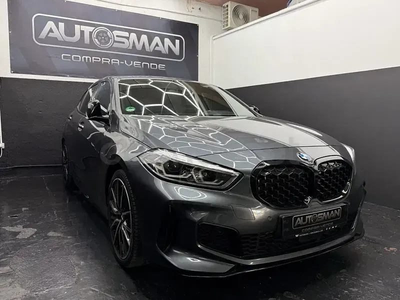 Usado BMW M135 Comfort Edition 306 CV (225 kW) 2021 Gris / plata Utilitario