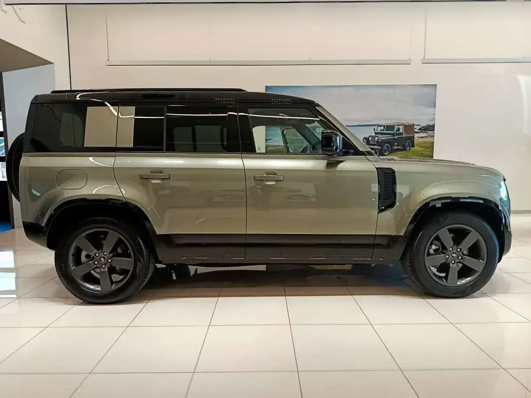 Usado Land Rover Defender SE Dynamic 249 CV (183 kW) 2025 Verde SUV