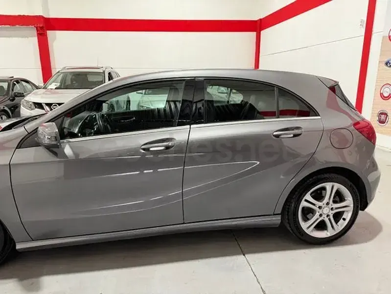 Usado Mercedes A180 Urban 109 CV (80 kW) 2014 Gris / plata Utilitario