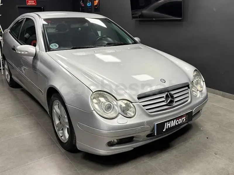 Usado Mercedes C180 143 CV (105 kW) 2004 Gris / plata Berlina