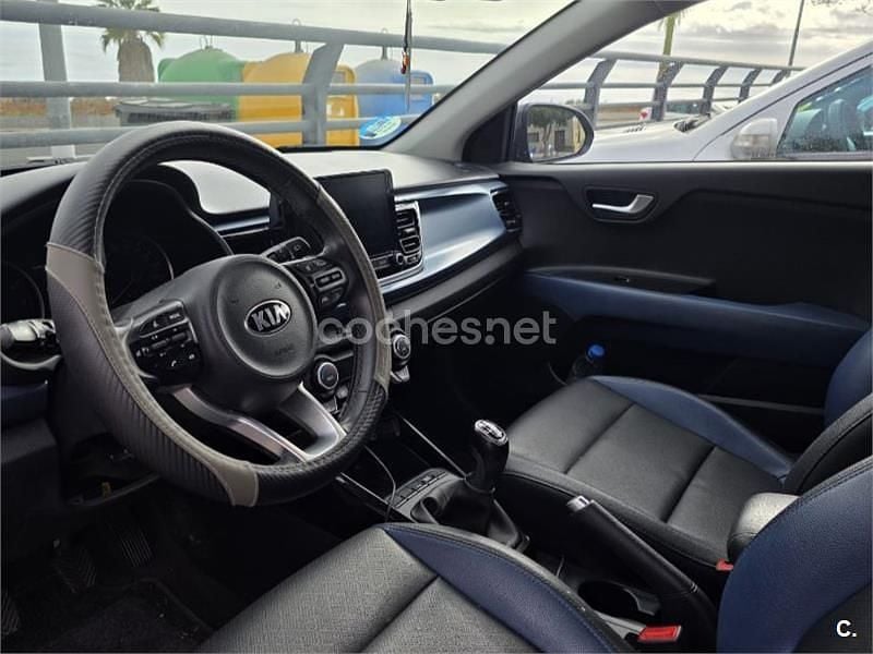 Usado Kia Rio Sport 100 CV (73 kW) 2022 Gris / plata Berlina