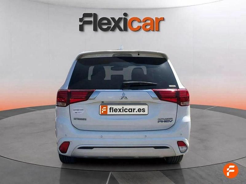 Usado Mitsubishi Outlander P-HEV 203 CV (149 kW) 2018 Blanco SUV