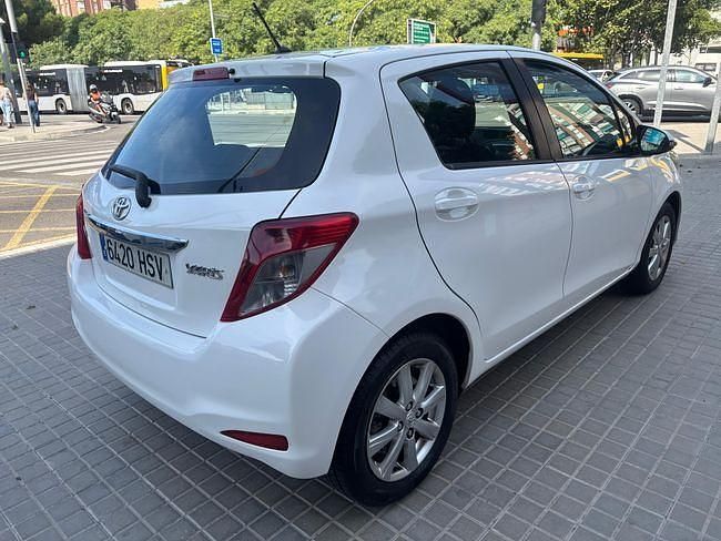 Usado Toyota Yaris Active 69 CV (50 kW) 2013 Blanco Berlina