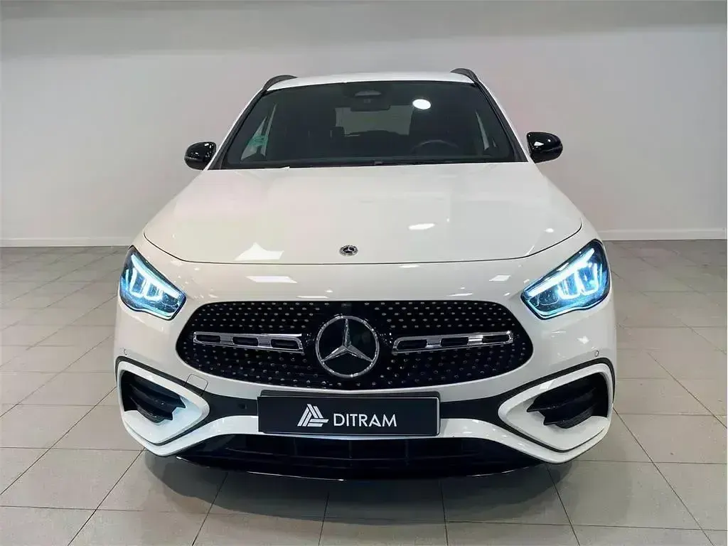 Usado Mercedes GLA200 150 CV (110 kW) 2024 Blanco SUV