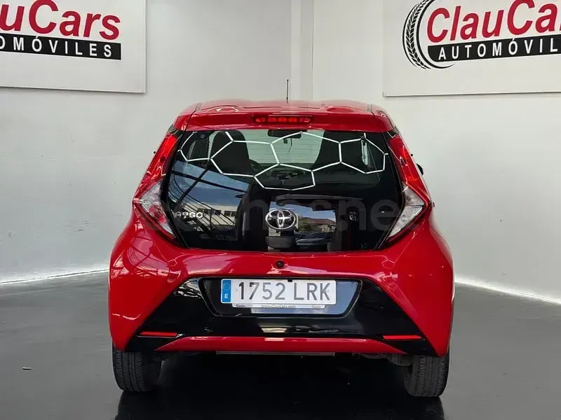 Usado Toyota Aygo X-play 72 CV (52 kW) 2021 Rojo Utilitario