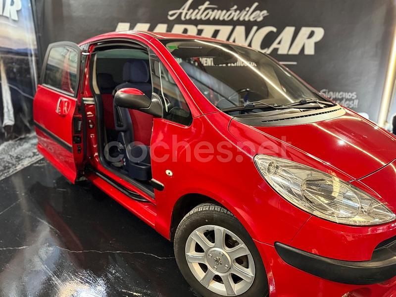 Usado Peugeot 1007 70 CV (51 kW) 2006 Rojo Monovolumen