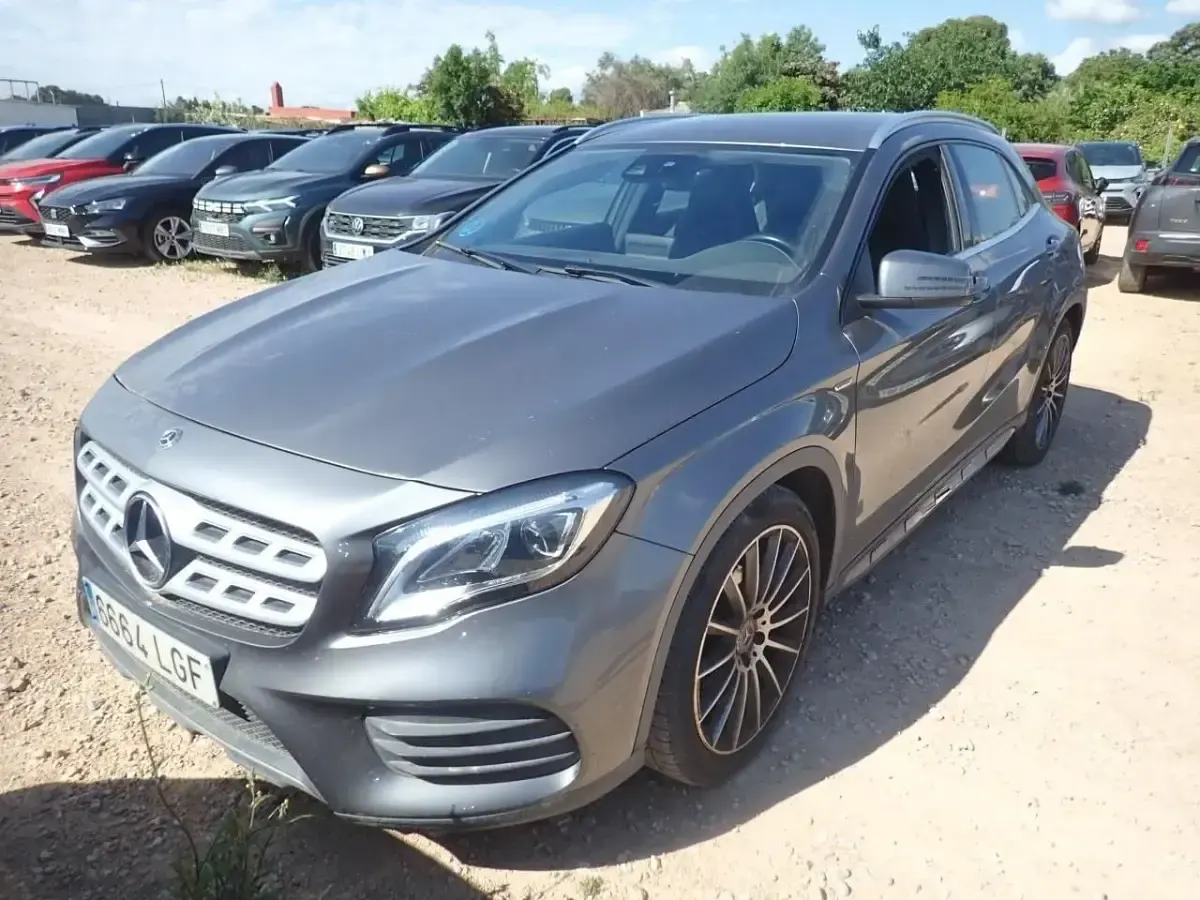 Usado Mercedes GLA180 136 CV (100 kW) 2020 Gris SUV