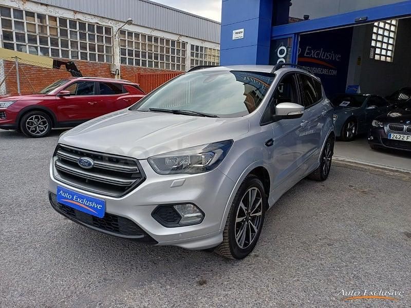 Usado Ford Kuga ST-Line 150 CV (110 kW) 2018 Gris / plata SUV