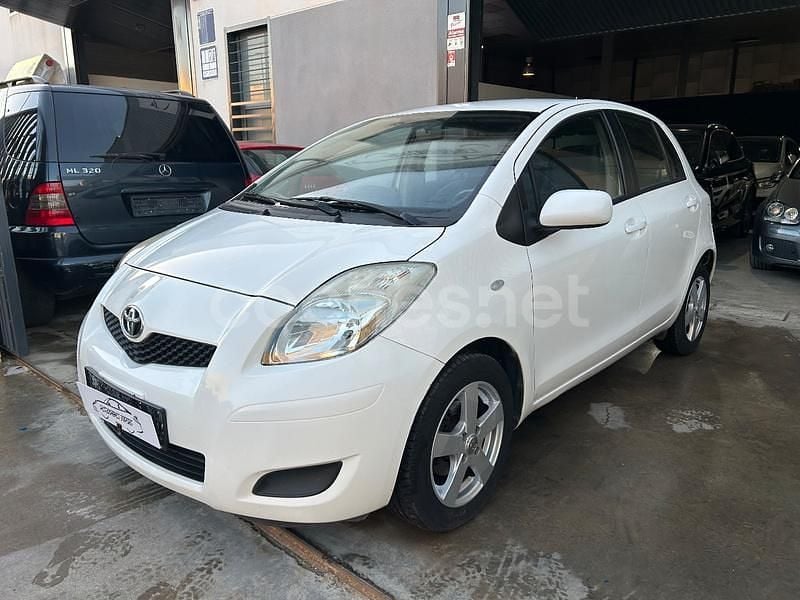 Blanco Usado 2010 Toyota Yaris Berlina | 5499 € (Precio justo) - Imagen 1/4
