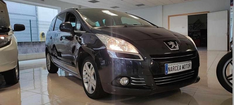 Usado Peugeot 5008 Access 114 CV (83 kW) 2013 Marrón Monovolumen