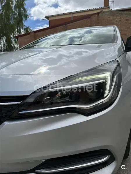 Usado Opel Astra 105 CV (77 kW) 2020 Gris / plata Berlina