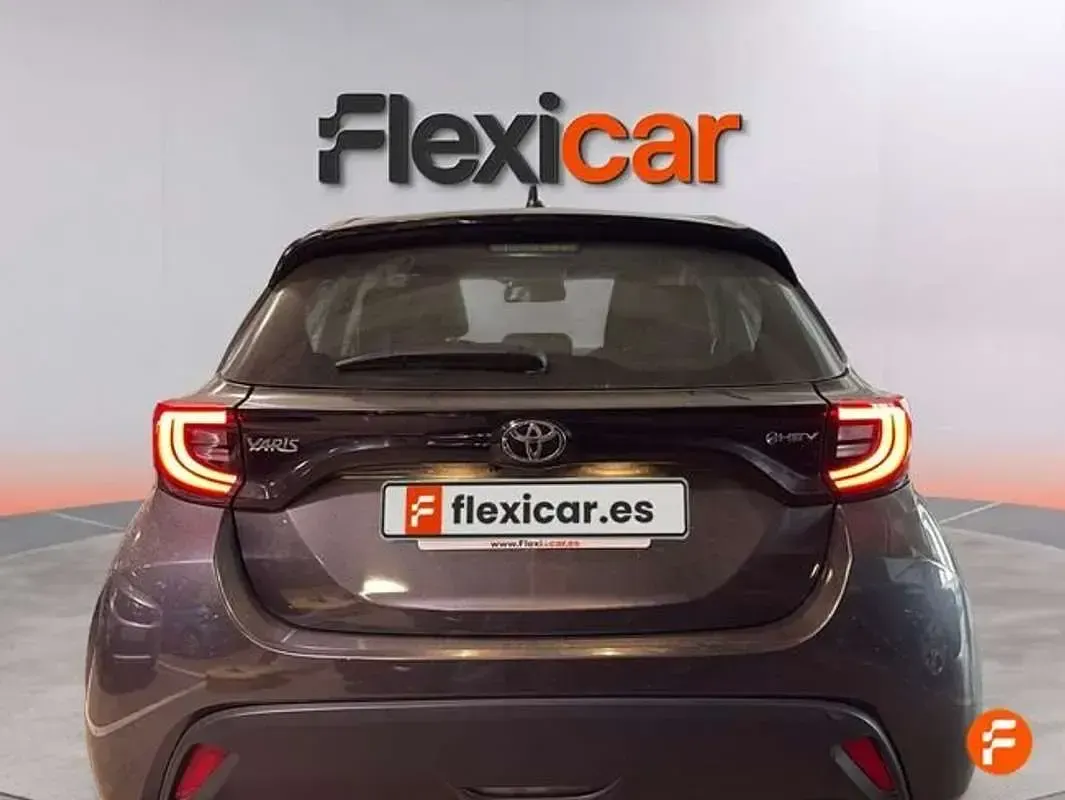 Usado Toyota Yaris Active 116 CV (85 kW) 2025 Gris Utilitario
