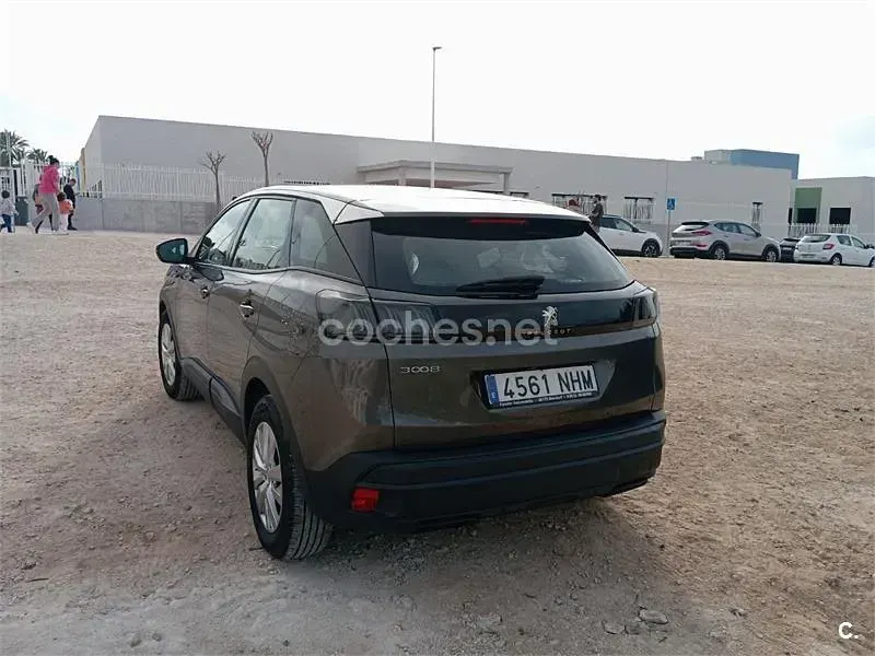Usado Peugeot 3008 Active 130 CV (95 kW) 2022 Gris / plata SUV