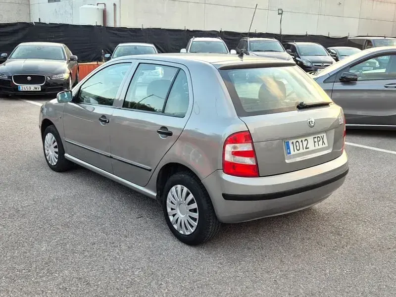 Usado Skoda Fabia 64 CV (47 kW) 2007 Gris / plata Berlina