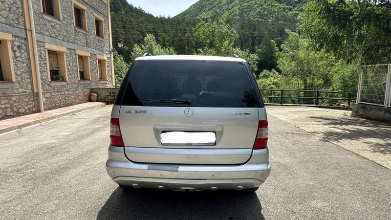 Usado Mercedes ML320 218 CV (160 kW) 2002 Plateado SUV