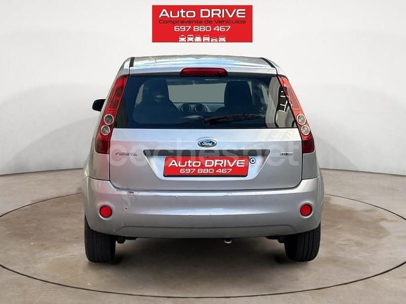 Usado Ford Fiesta Titanium 90 CV (66 kW) 2008 Gris / plata Utilitario