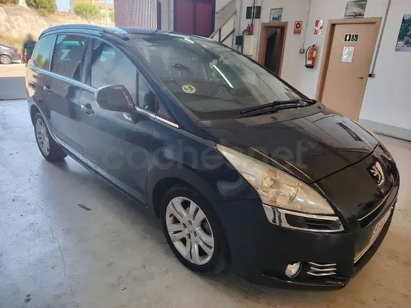 Usado Peugeot 5008 Allure 112 CV (82 kW) 2012 Negro Monovolumen