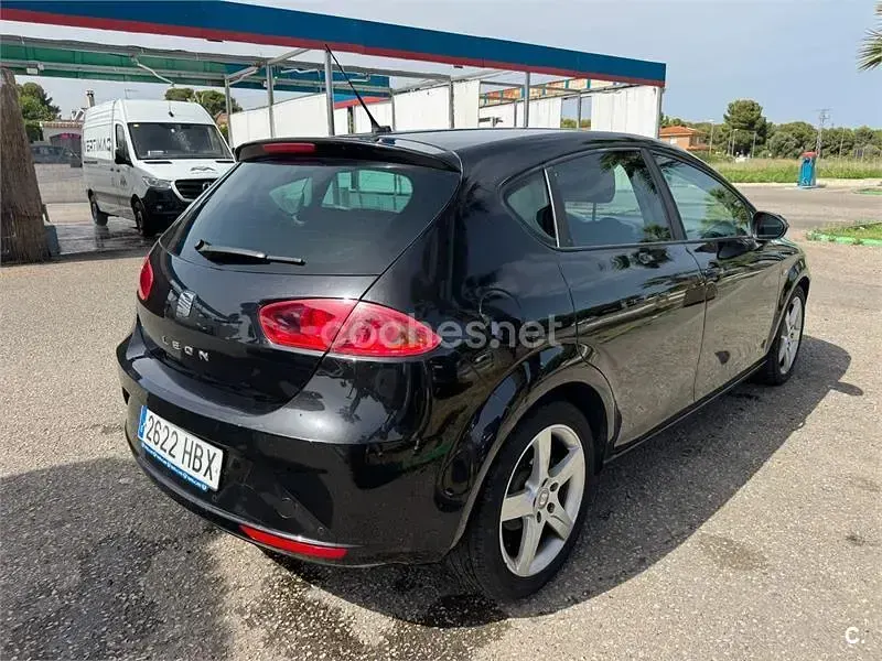 Usado Seat Leon Sport 160 CV (117 kW) 2011 Negro Utilitario