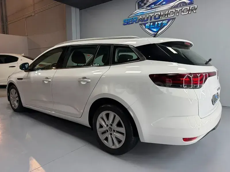 Usado Renault Mégane GrandTour Business 115 CV (84 kW) 2022 Blanco Familiar
