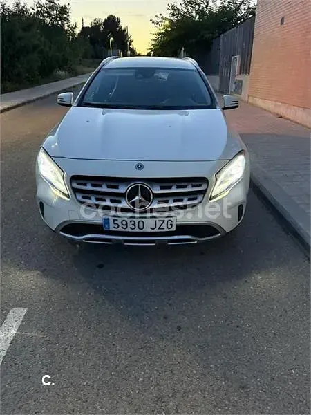 Usado Mercedes GLA180 122 CV (89 kW) 2017 Blanco SUV