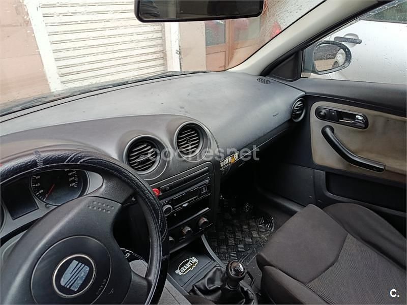 Usado Seat Ibiza Stella 64 CV (47 kW) 2002 Verde Utilitario