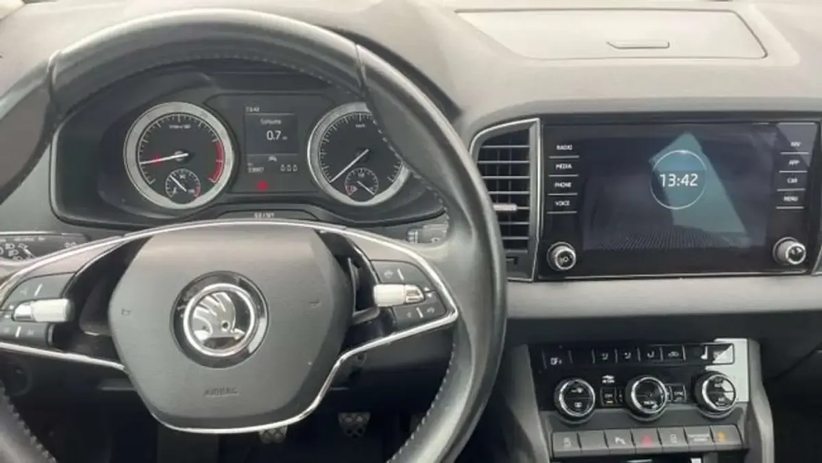 Usado Skoda Karoq Ambition 110 CV (80 kW) 2022 Plateado SUV