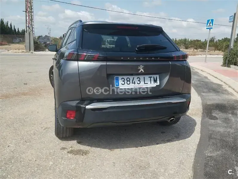 Usado Peugeot 2008 Allure 110 CV (80 kW) 2021 Gris / plata SUV