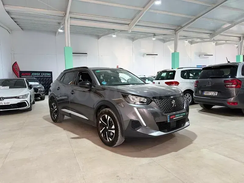Usado Peugeot 2008 Allure 130 CV (95 kW) 2022 Gris / plata SUV