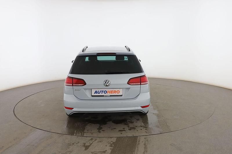 Usado VW Golf VII Advance 125 CV (91 kW) 2018 Blanco Familiar