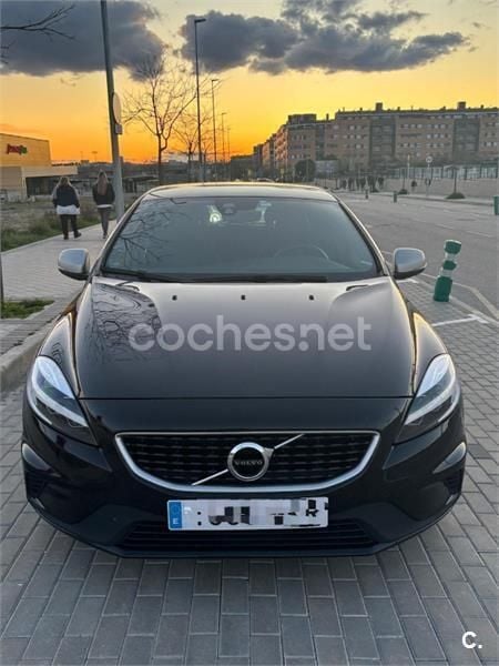 Negro Usado 2018 Volvo V40 R-Design Momentum Familiar | 17.000 € (Precio justo) - Imagen 1/4