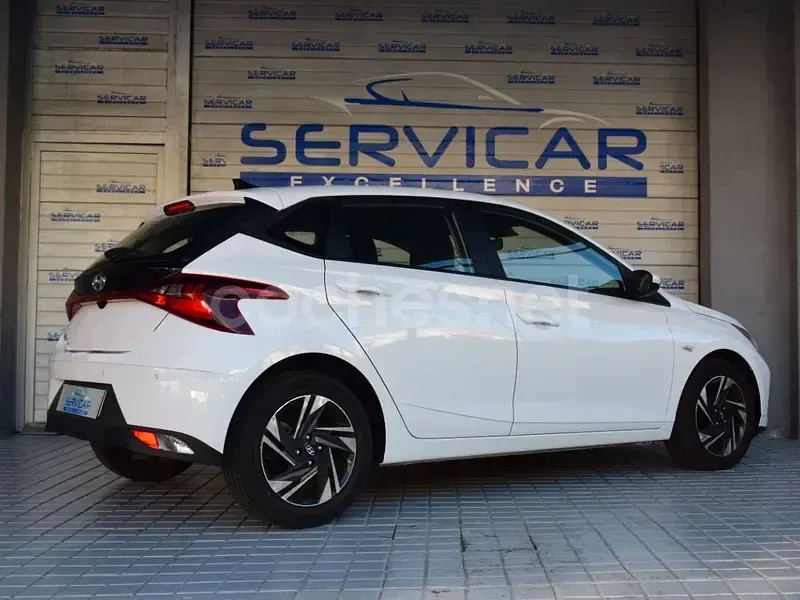 Usado Hyundai i20 100 CV (73 kW) 2022 Gris / plata Utilitario