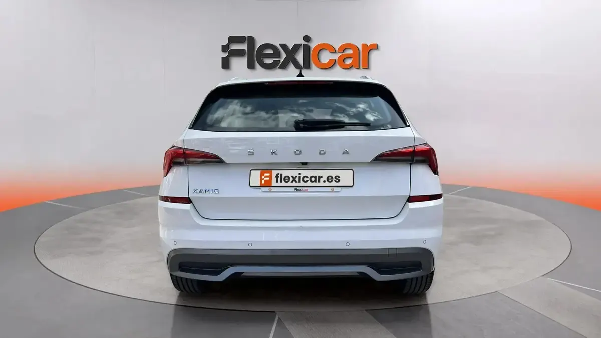 Usado Skoda Kamiq Ambition 110 CV (80 kW) 2021 Blanco SUV